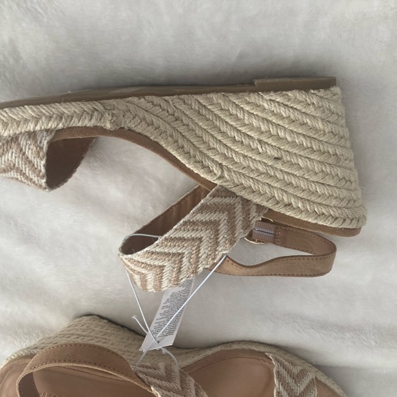 Old Navy Wedges SZ 9 - Picture 3 of 3